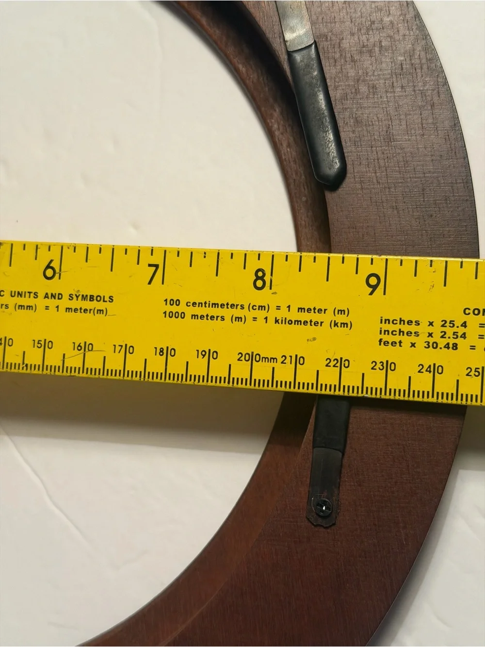 Pier Van Hycan & Smythe Round Wooden Frame - Rich Brown Hold 8,5” Plates